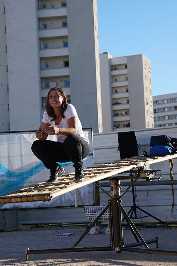 Spectacle de théâtre au milieu des immeubles
