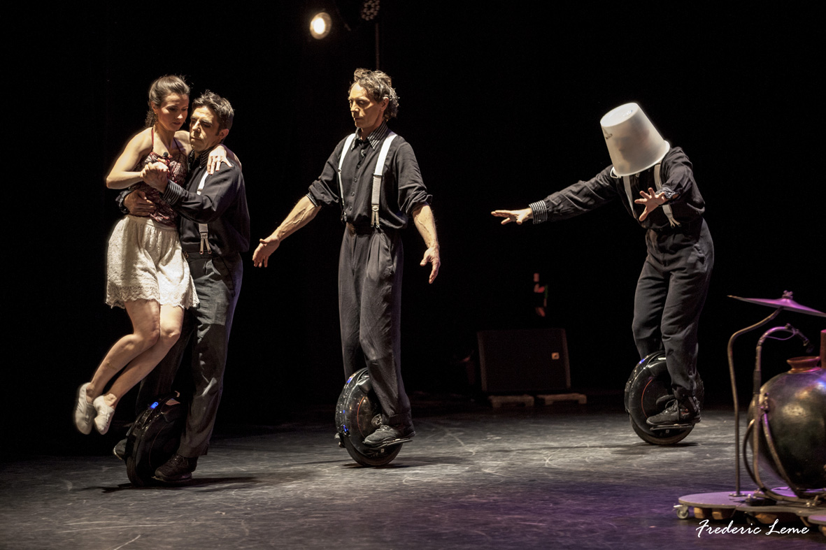 En s’emparant de mono-roues électriques, les gyropodes, les Acrostiches ont réussi la gageure de transformer un moyen de transport individuel, stable et tranquille en quelque chose de collectif, incontrôlable et épuisant... Avec ce nouvel agrès de cirque, les Acrostiches ne reculent devant rien : monter et descendre en marche, tenter des pirouettes ou du sur place, monter dessus en colonne ou en équilibre sur les mains, rajouter des étages… Humour, dérision, risque, inventivité, approximations et billevesées. Le tout avec une parfaite bonne foi. Comme d’habitude.