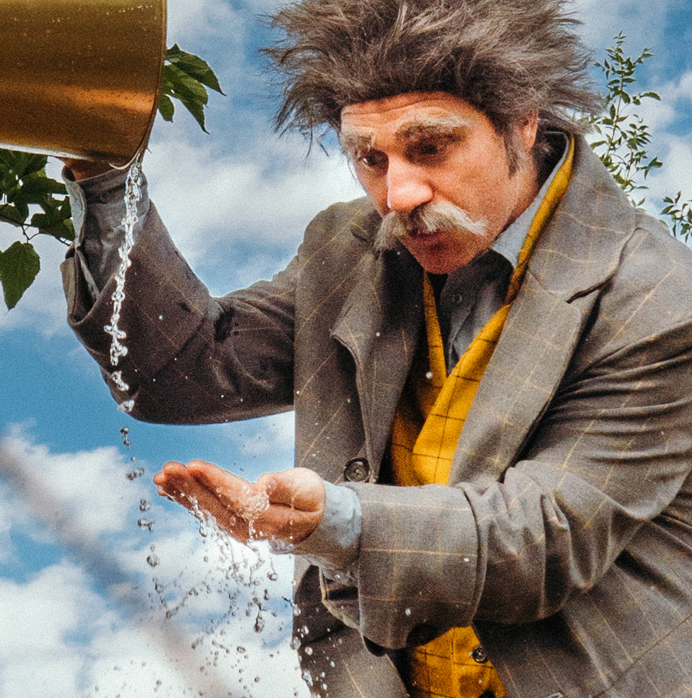 Professeur Waterproof regarde de l'eau