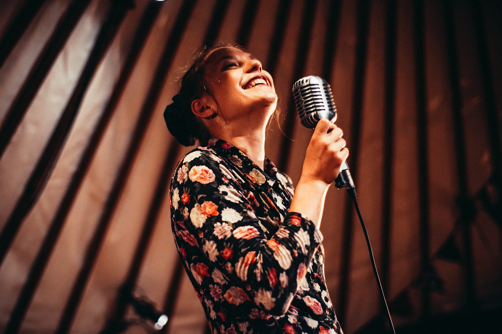 Dori (Mélanie Pauli), au micro, dans la yourte