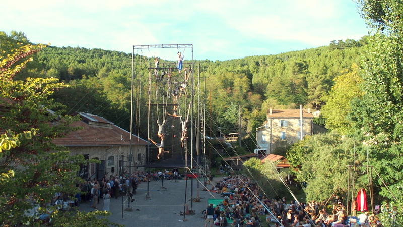Photo de La Berline, lieu culturel lors d'un spectacle de trapèze volant