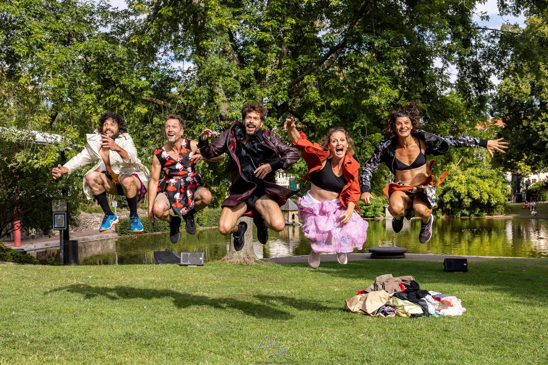 5 danseurs en ligne, sautent tous en même temps, dans un parc