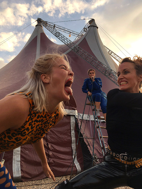 Karita Tikka, Sarah Mathon et Sofia Antoine dans "Tôle Story, Répertoire d'un chaos" création 2018, coautrices Yaëlle Antoine et Pascaline Herveet, épaulées par Marie Nimier, mise en scène Yaëlle Antoine