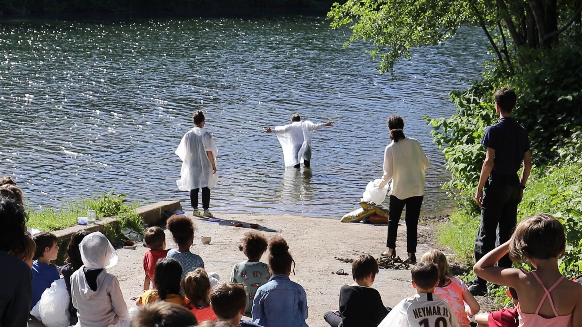 Balises - spectacle au bord d'un cours d'eau - création 2024