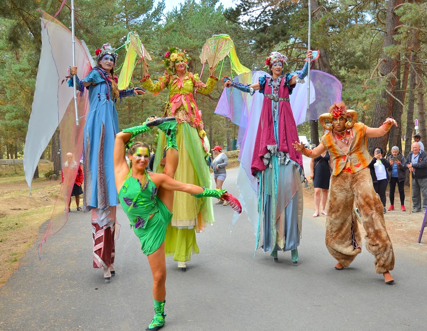 spectacle d'échassiers "Yule"
